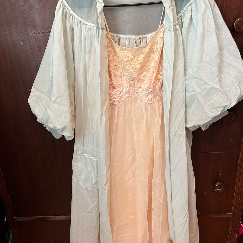 Elegant Vintage Peach Lace Nightgown and Robe Set
